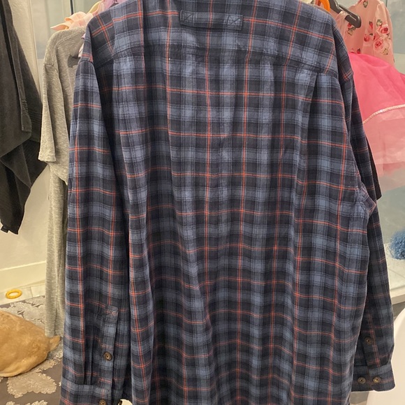 Duluth Untucked button down with front pockets - Picture 4 of 4